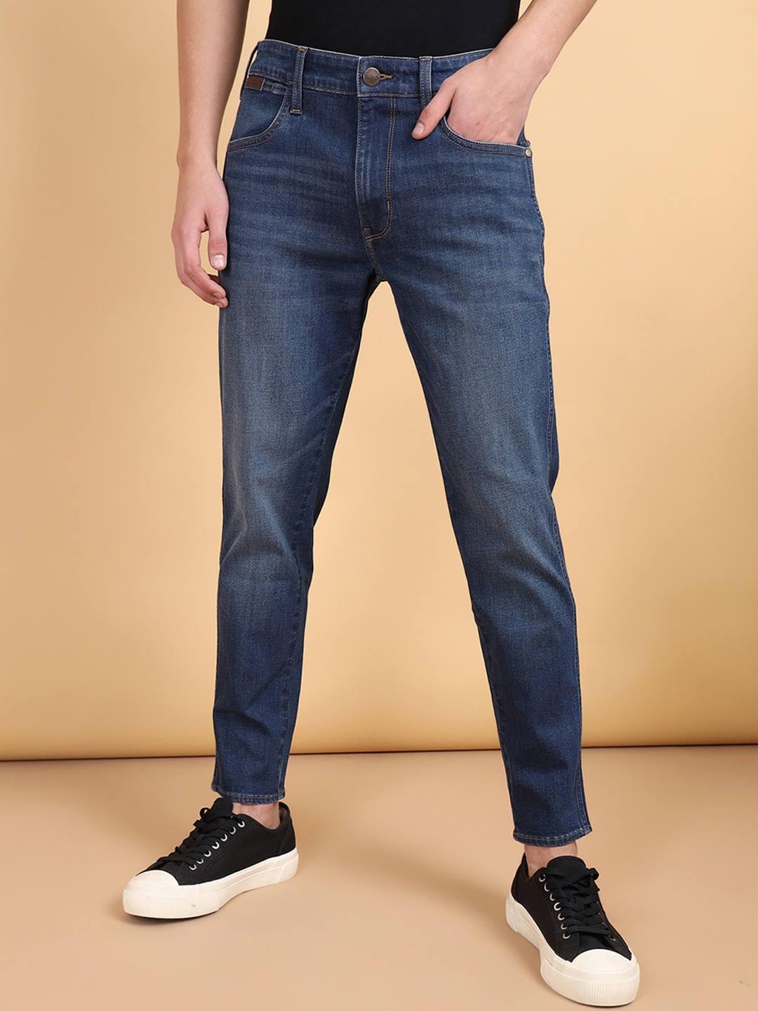 

Wrangler Men Bostin Slim Fit Heavy Fade Whiskers & Chevrons Stretchable Jeans, Blue