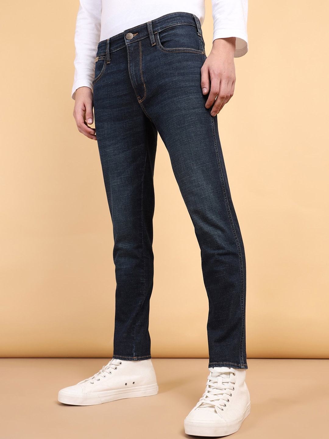 

Wrangler Men Slim Fit Mid-Rise Light Fade Clean Look Stretchable Jeans, Blue