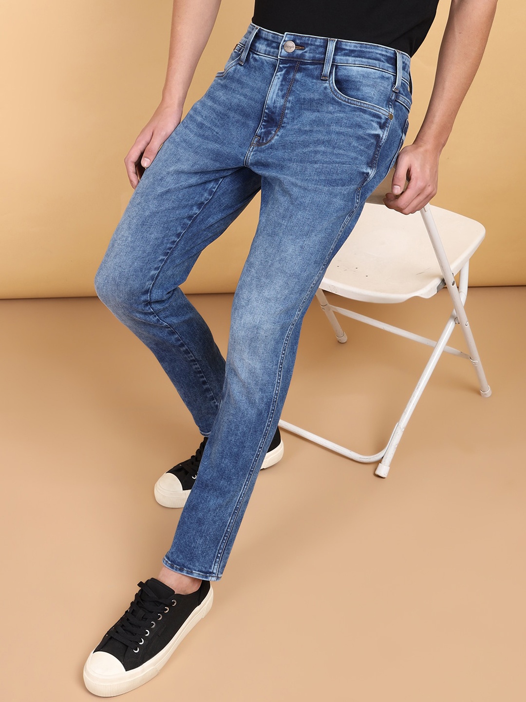 

Wrangler Slim Fit Mid-Rise Heavy Fade Medium Shade Clean Look Stretchable Jeans, Blue