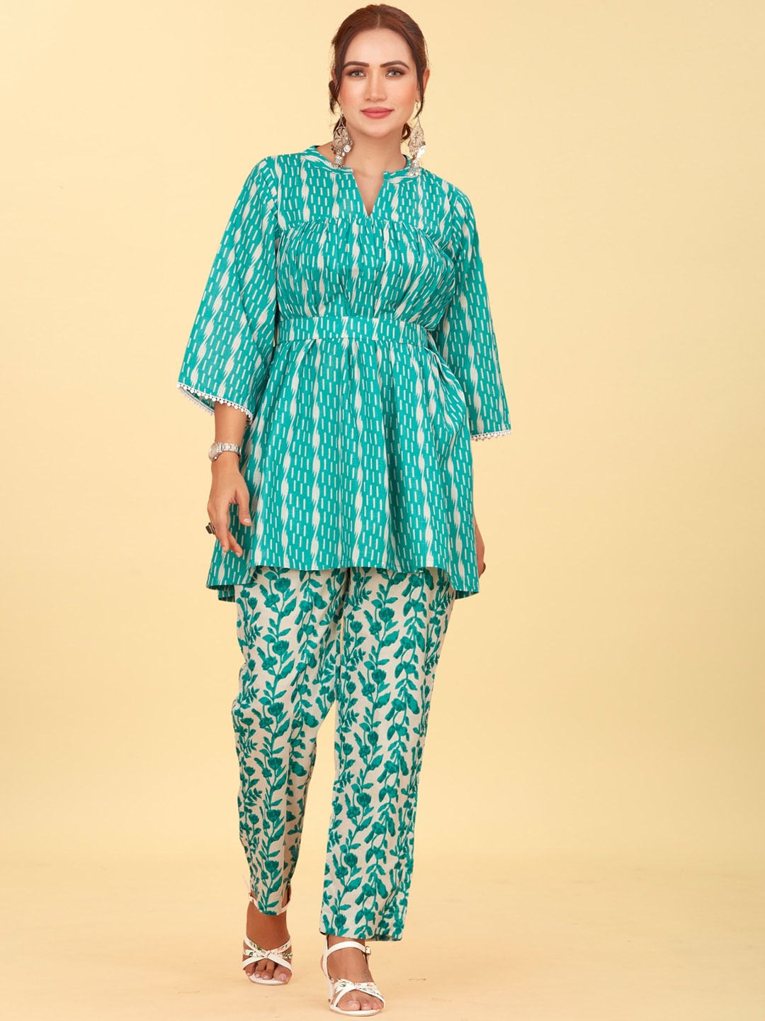 

CHANSI Geometric Printed Mandarin Collar Empire Kurta With Trousers, Turquoise blue