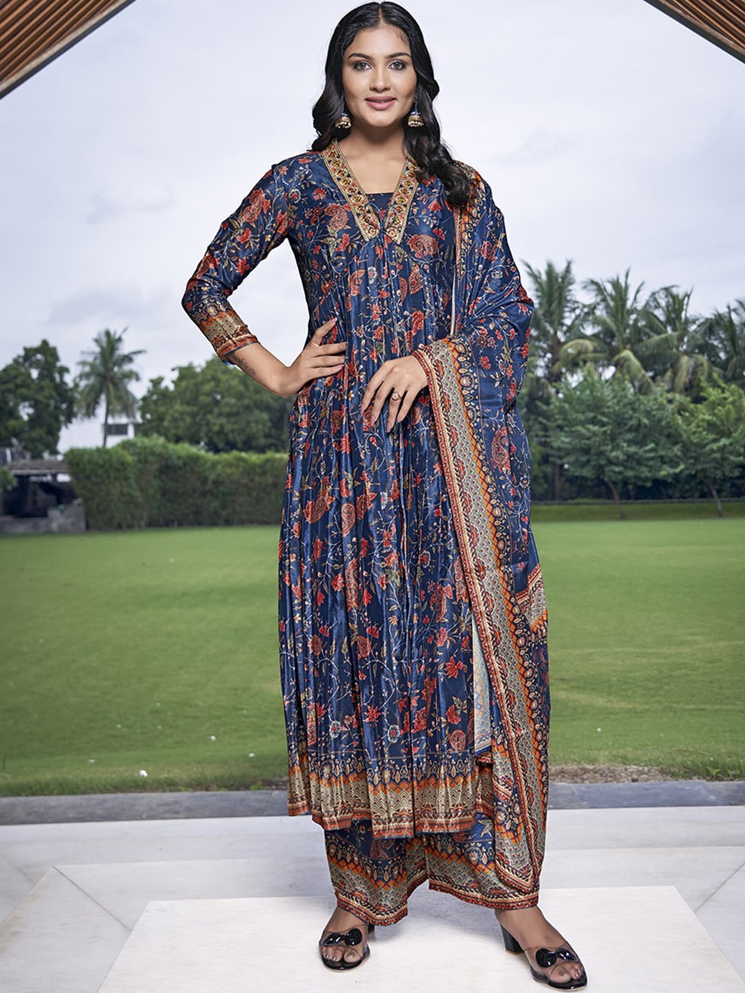 

CHANSI Ethnic Motif Printed Anarkali Kurta & Palazzos With Dupatta, Navy blue