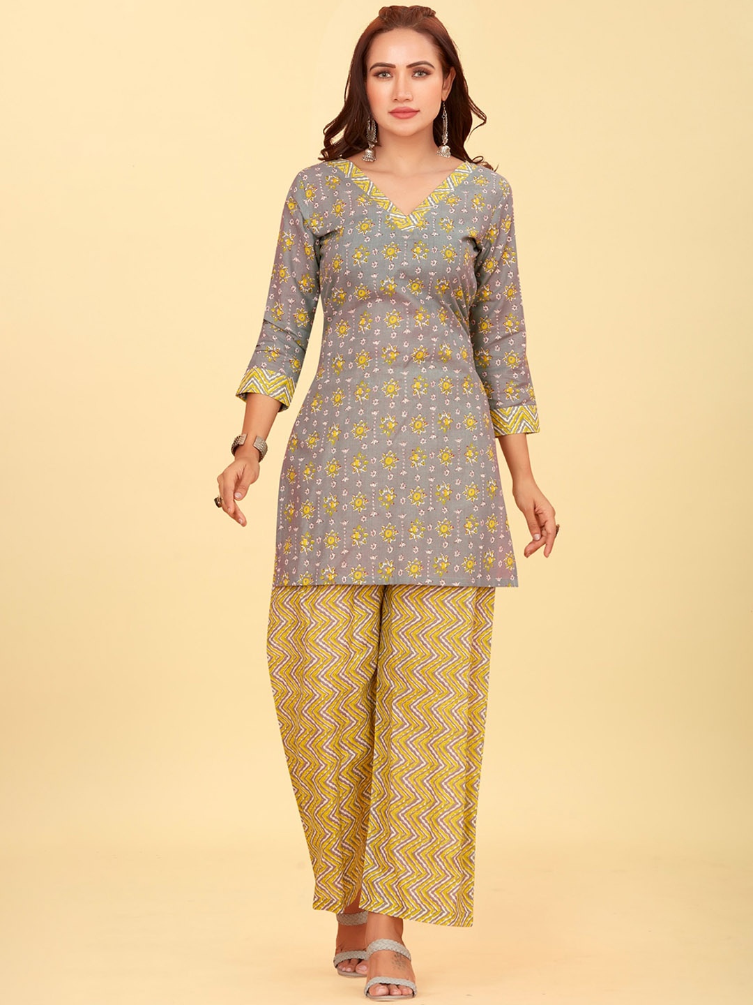 

CHANSI Ethnic Motifs Printed Straight Kurta & Palazzos, Grey