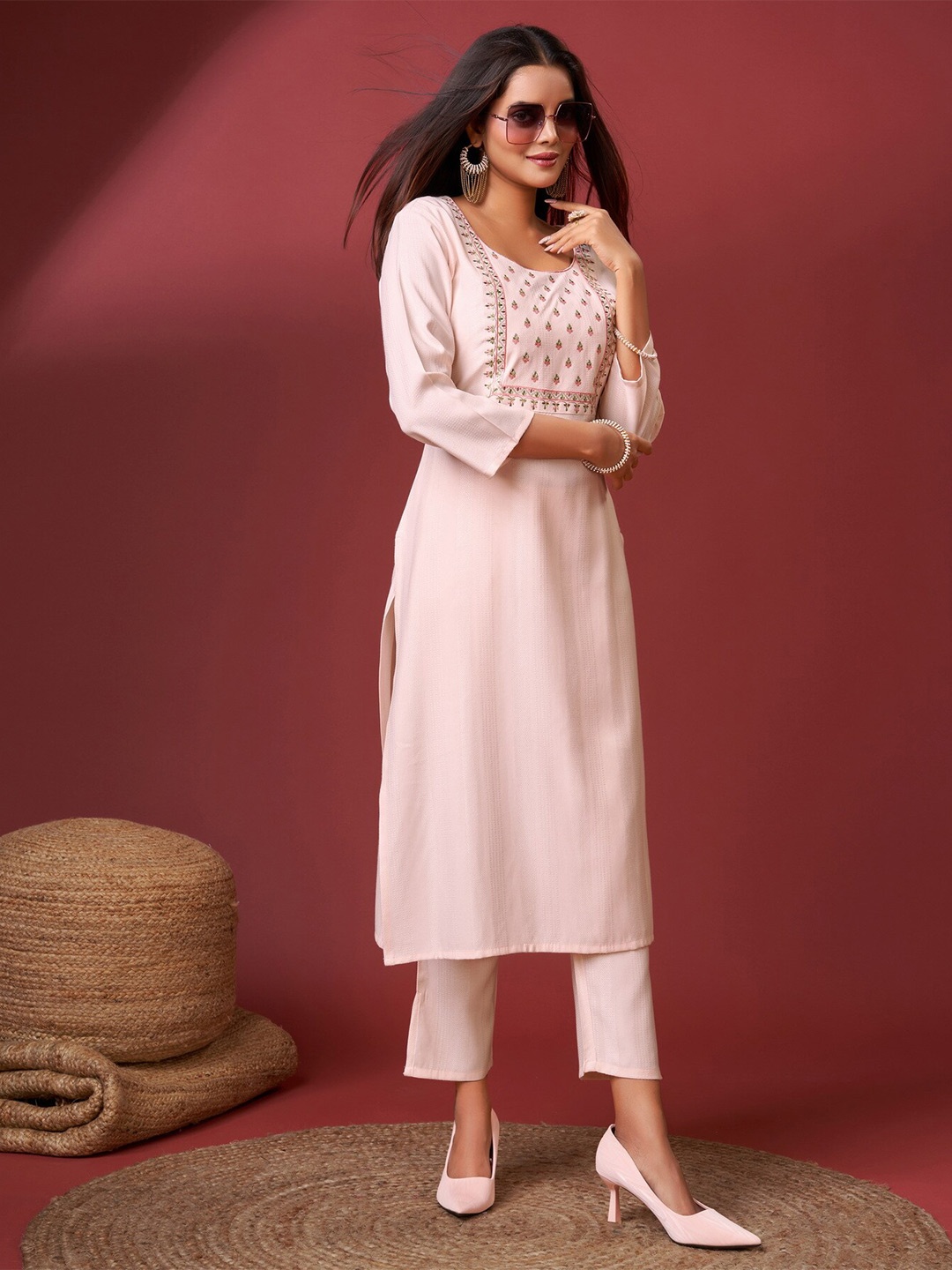 

soan Floral Yoke Design Thread Work Straight Kurta, Pink