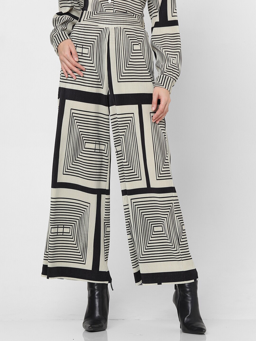 

Vero Moda Women Geometric Printed Straight Fit High-Rise Parallel Trousers, Black