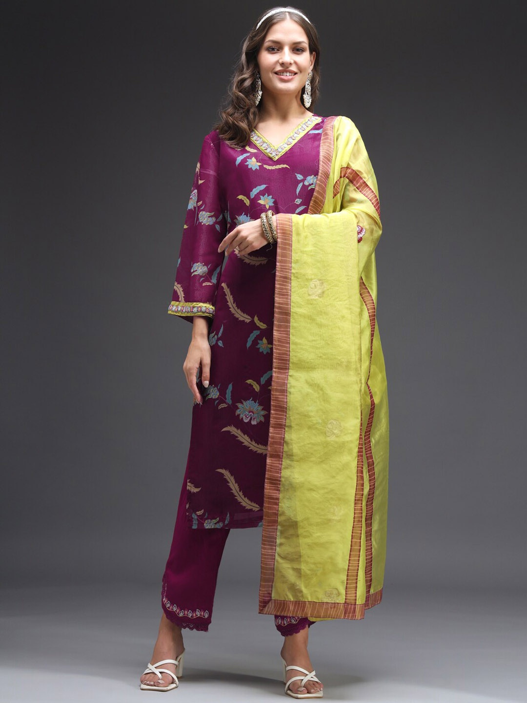 

HEEPOSH Floral Printed Regular Thread Work Kurta with Trousers & Dupatta, Burgundy