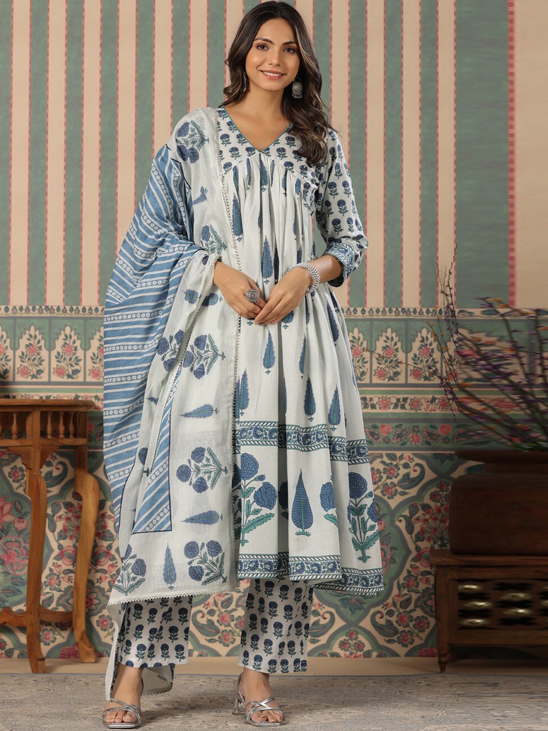 

Readiprint Fashions Ethnic Motifs Printed Empire Sequinned Pure Cotton Kurta Set, Blue