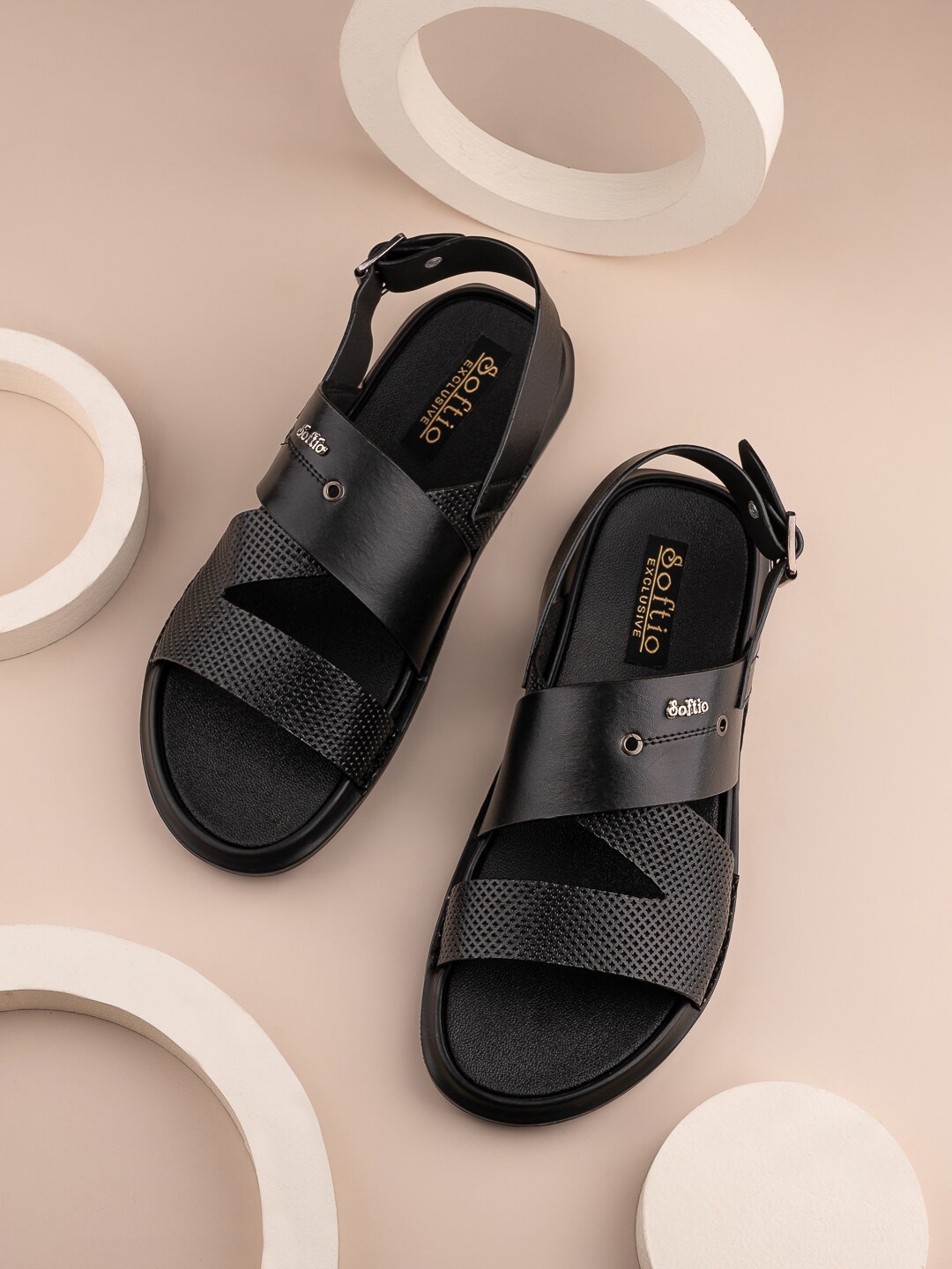 

SOFTIO Men Textured Open Toe Comfort Sandals With Buckle Closure, Black