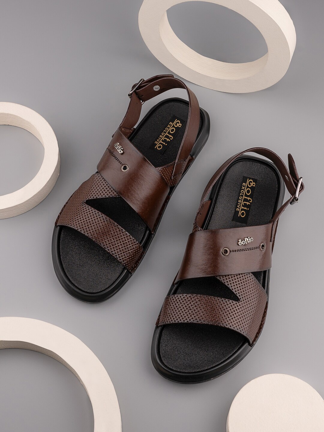 

SOFTIO Men Textured Open Toe Comfort Sandals With Buckle Closure, Brown