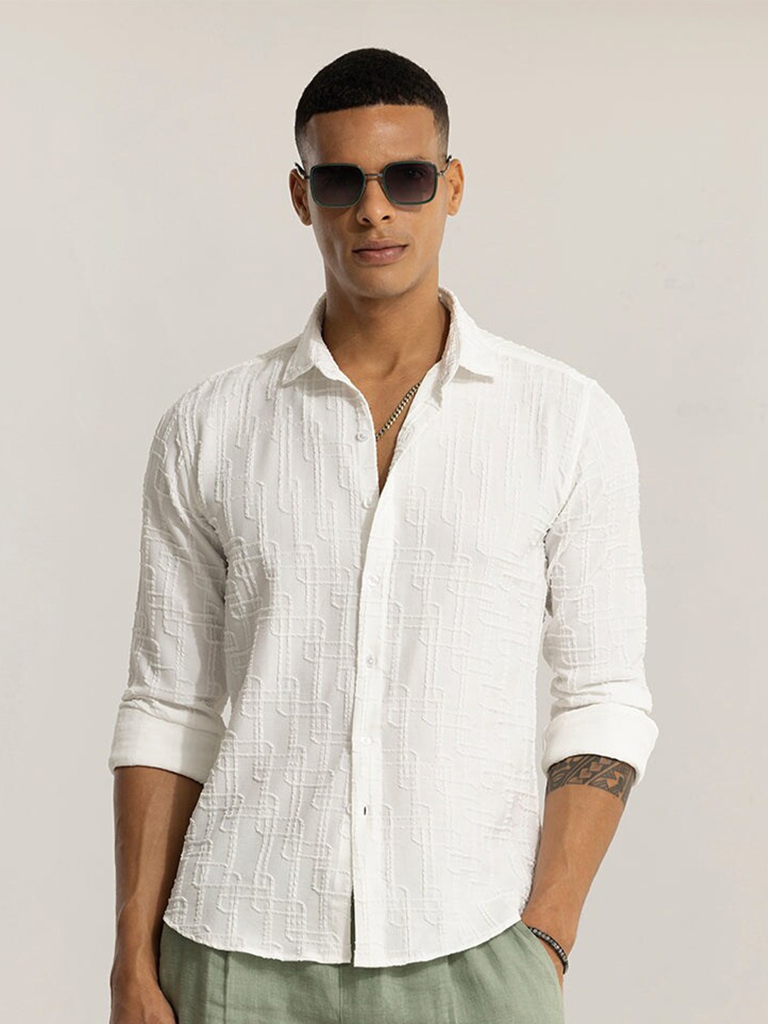

Snitch White Geometric Self Design Classic Slim Fit Casual Shirt