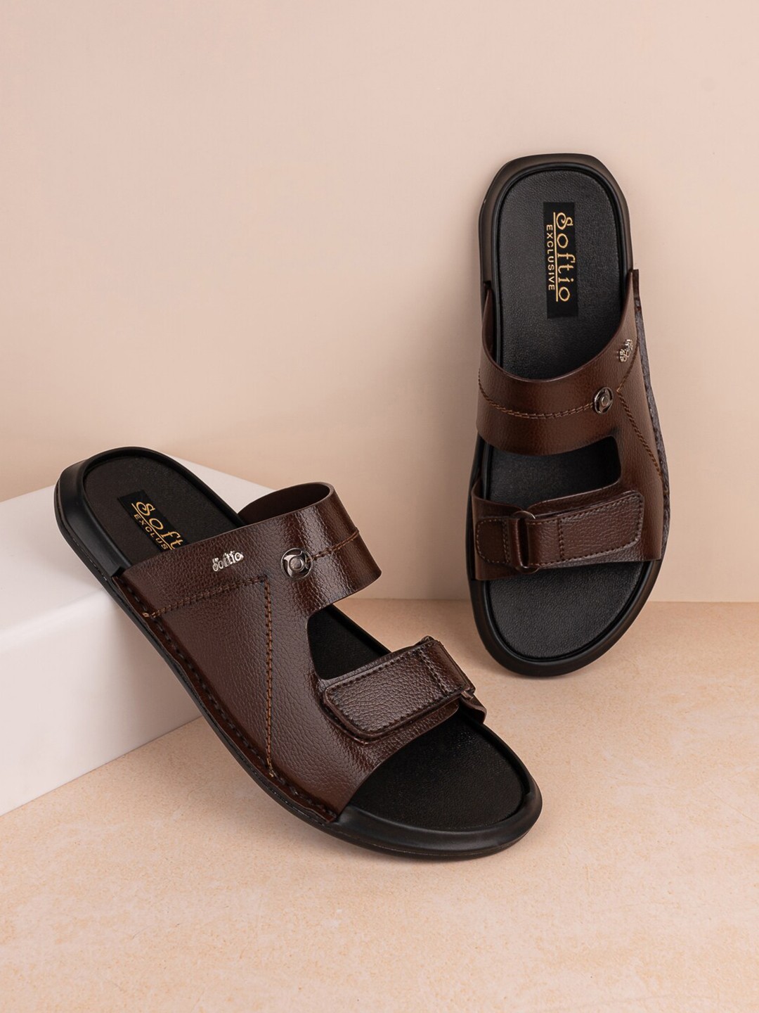 

SOFTIO Men Open Toe Textured Comfort Sandals, Brown