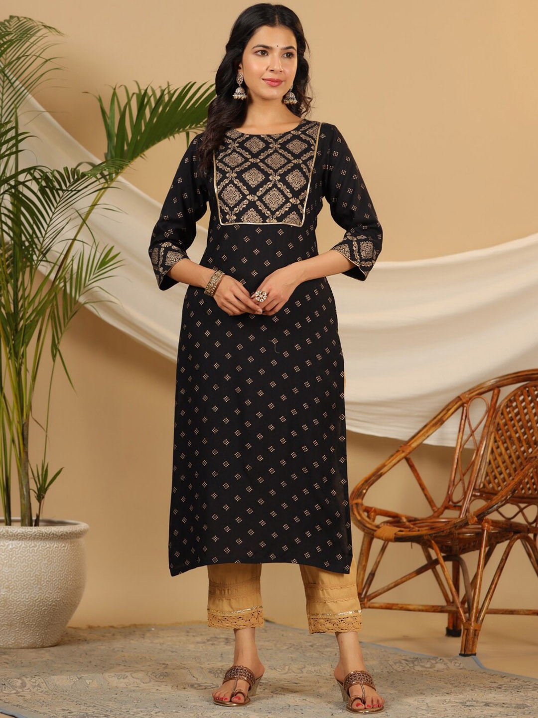 

Juniper Ethnic Motifs Printed Kurta With Trousers, Black