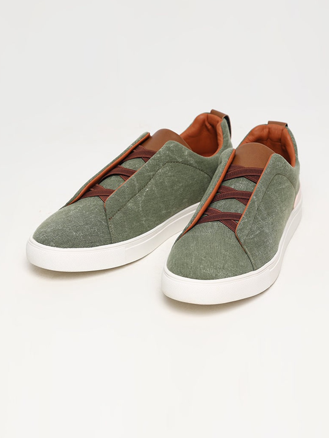 

Snitch Men Textured Suede Low-Top Sneakers, Green