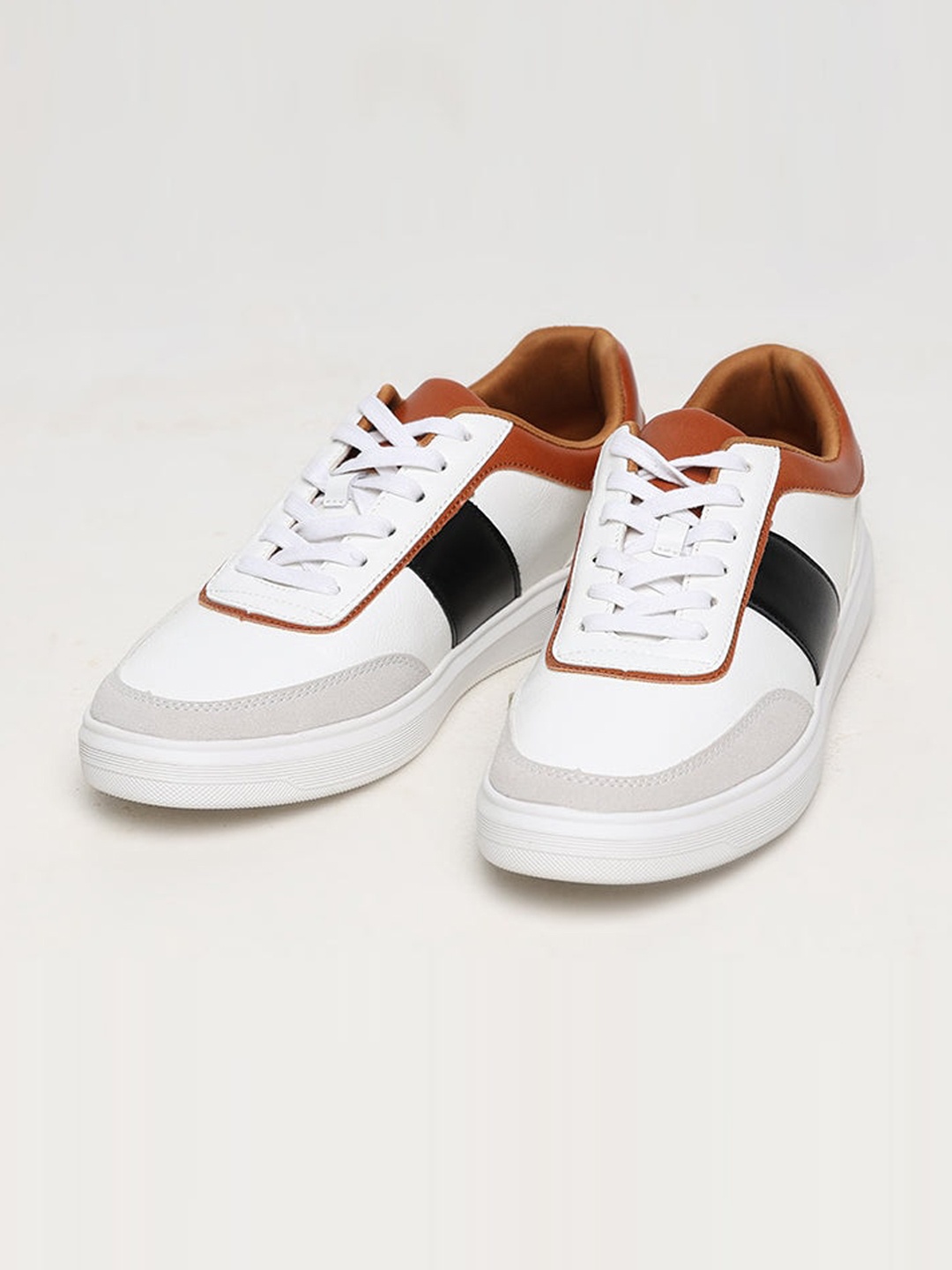 

Snitch Men White & Black Colourblocked Suede Sneakers