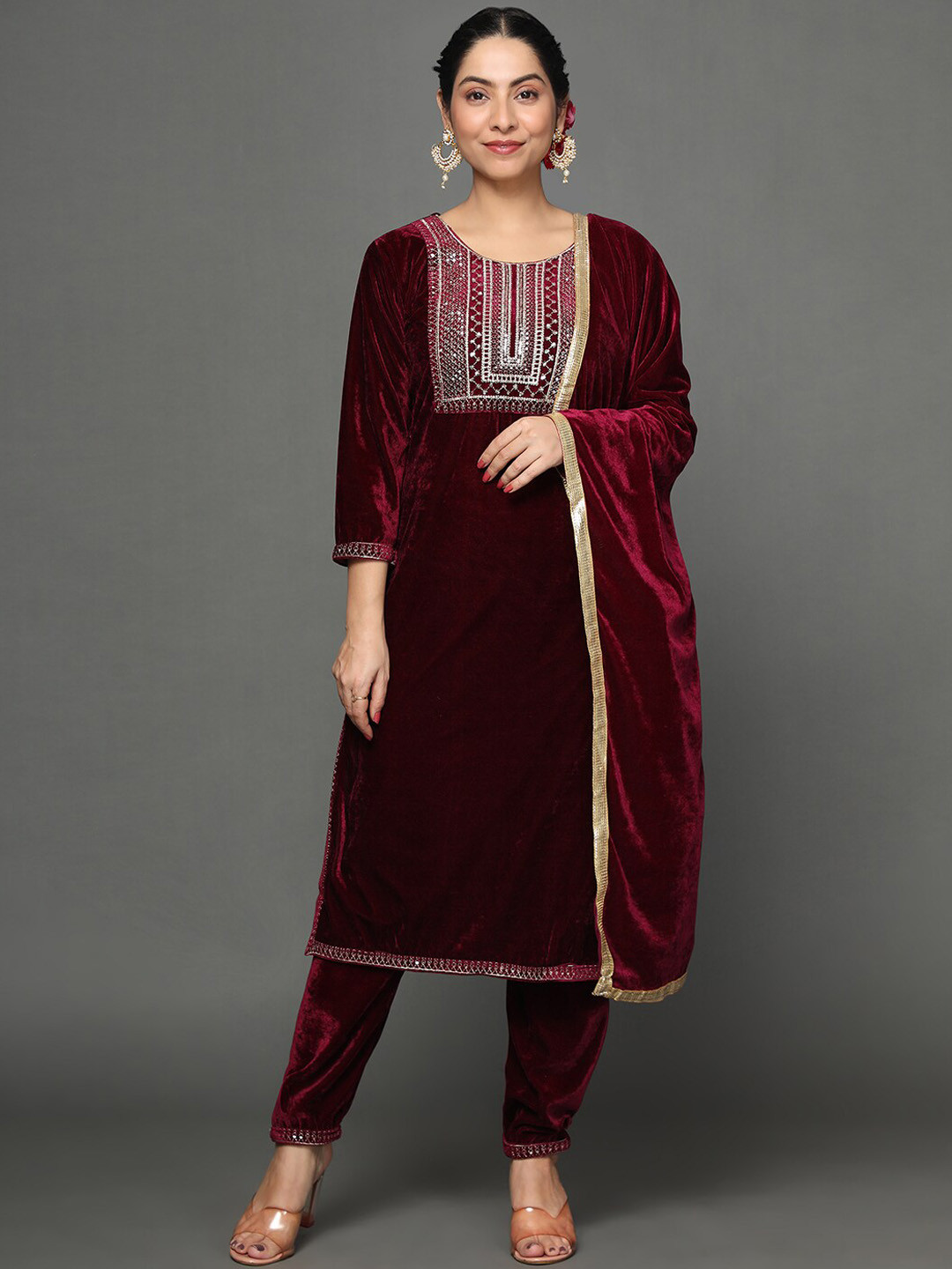 

KALINI Geometric Yoke Design Regular Sequinned Velvet Kurta With Trousers & Dupatta, Burgundy