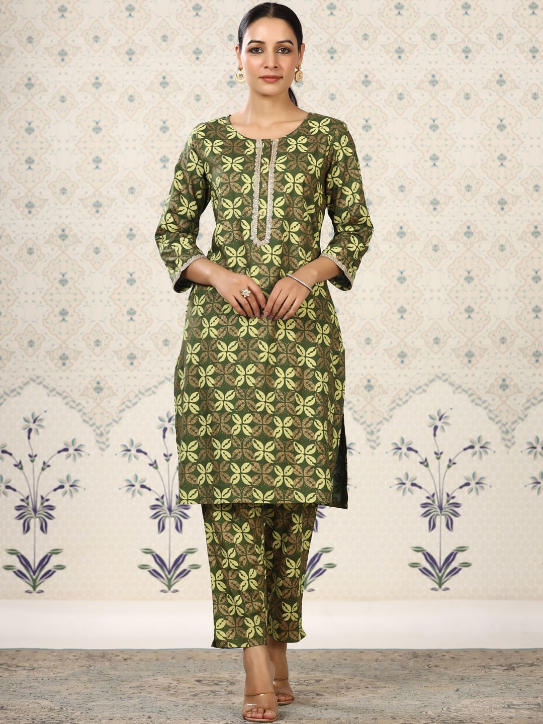 

Ode by House of Pataudi Olive Green Ethnic Motifs Printed Straight Kurta With Trouser