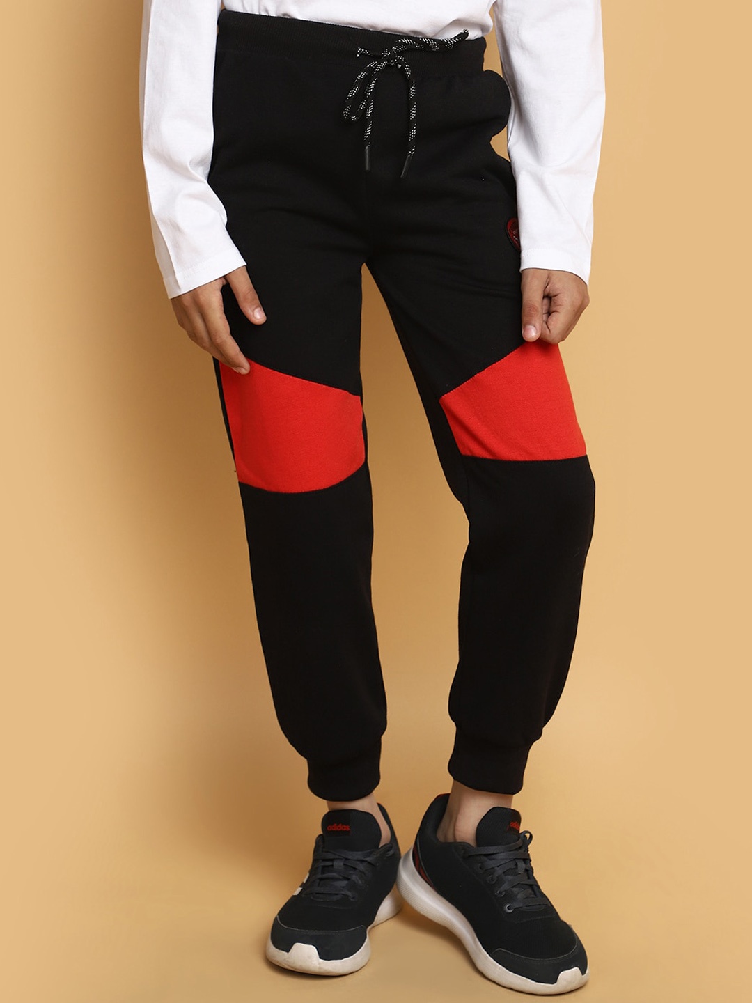 

V-Mart Boys Colourblocked Fleece Joggers, Black