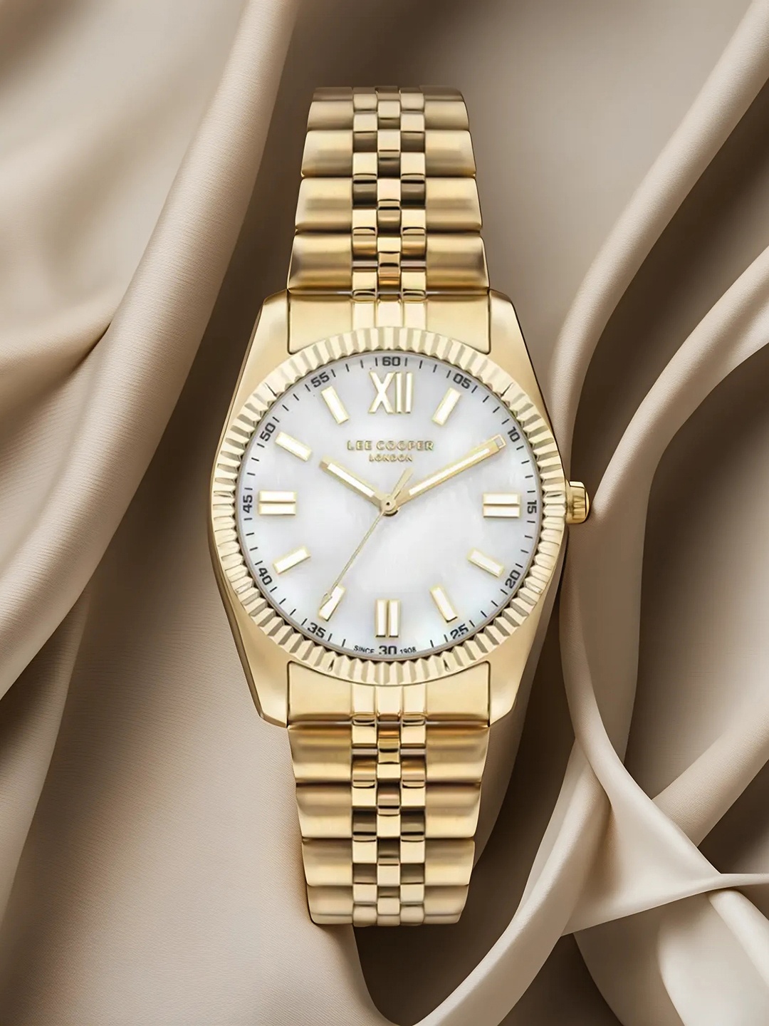 

Lee Cooper Women Stainless Steel Bracelet Style Straps Analogue Watch LC07824.120, White