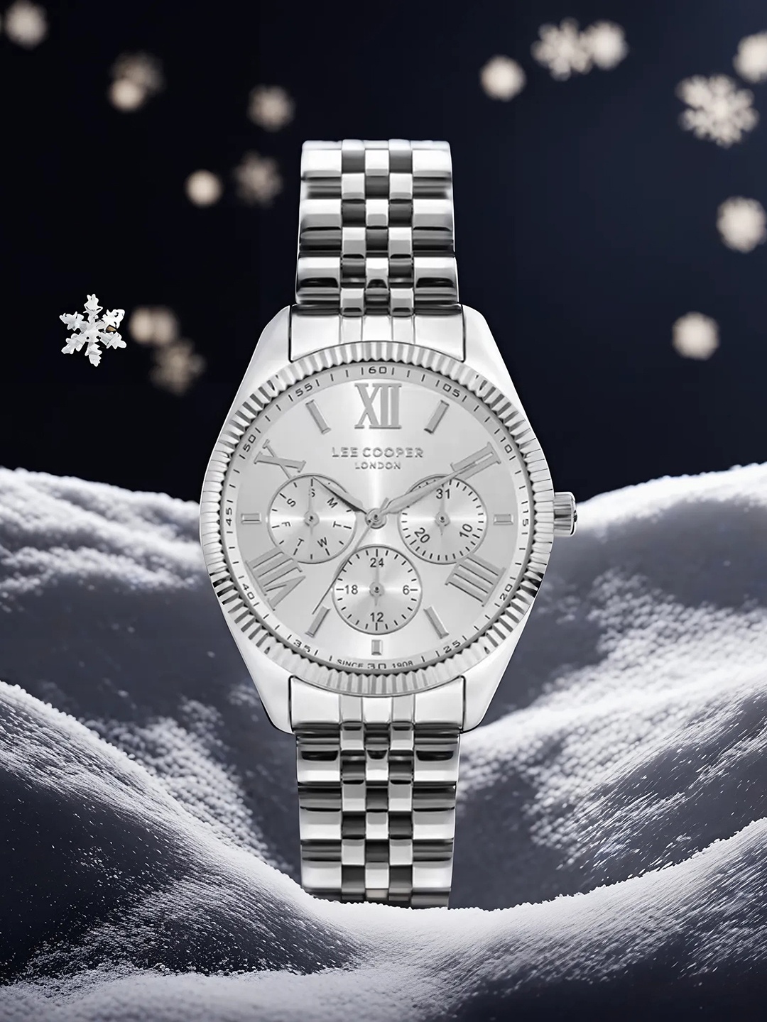 

Lee Cooper Women Textured Dial & Stainless Steel Straps Analogue Multi WatchLC07811.330, Silver