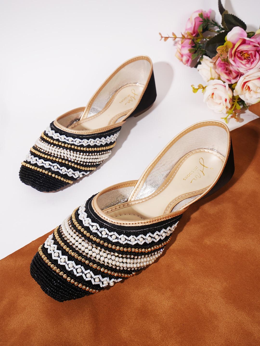 

JM Looks Ethnic Embellished Sqaure Toe Mojaris, Black