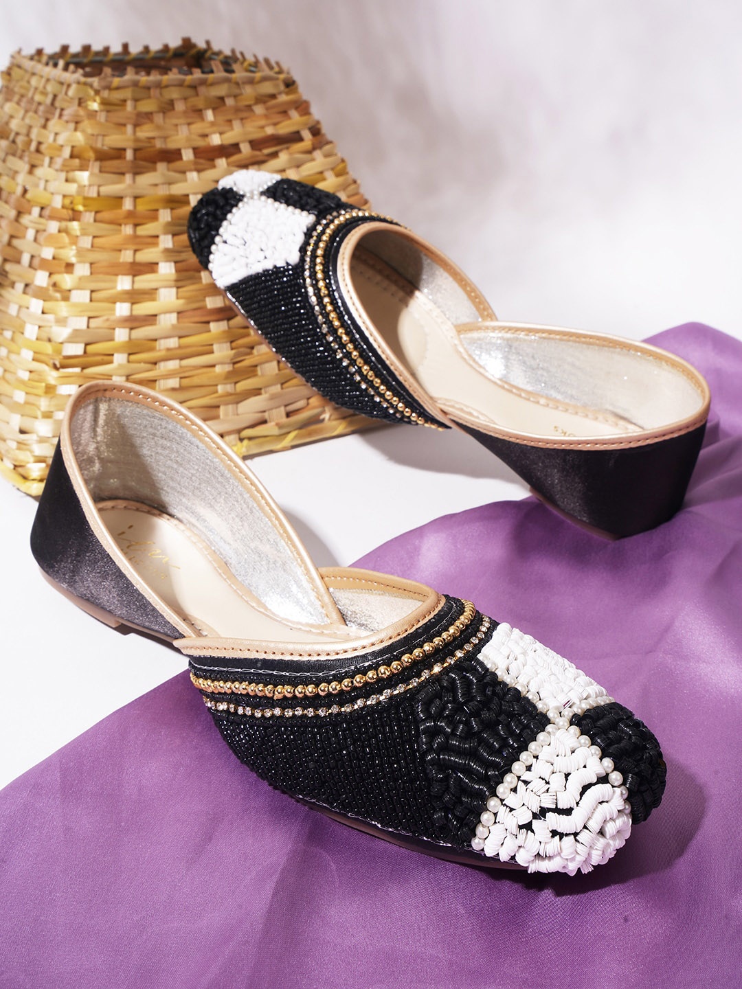 

JM Looks Ethnic Embellished Square Toe Mojaris, Black