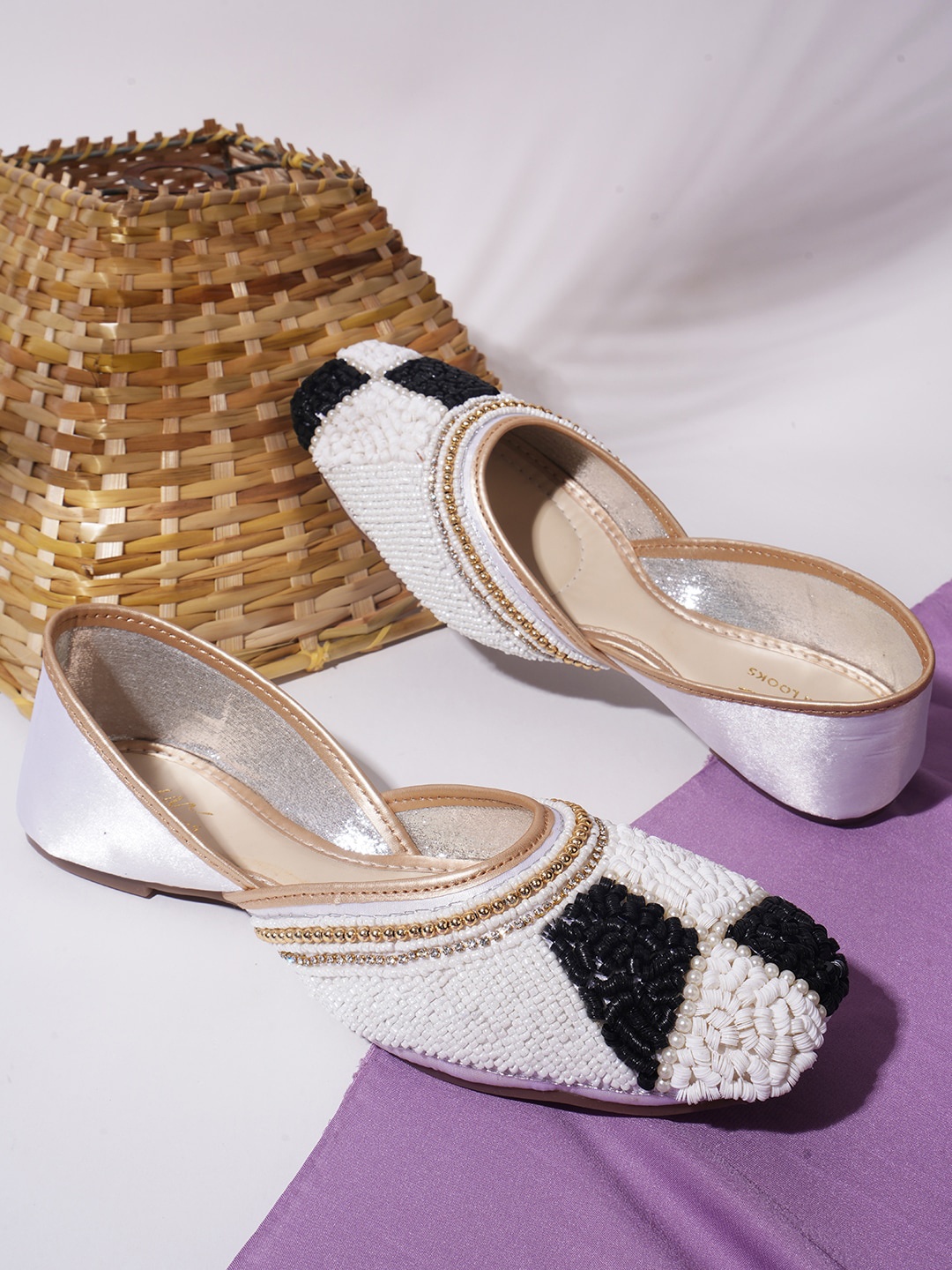 

JM Looks Ethnic Embellished Square Toe Mojaris, White