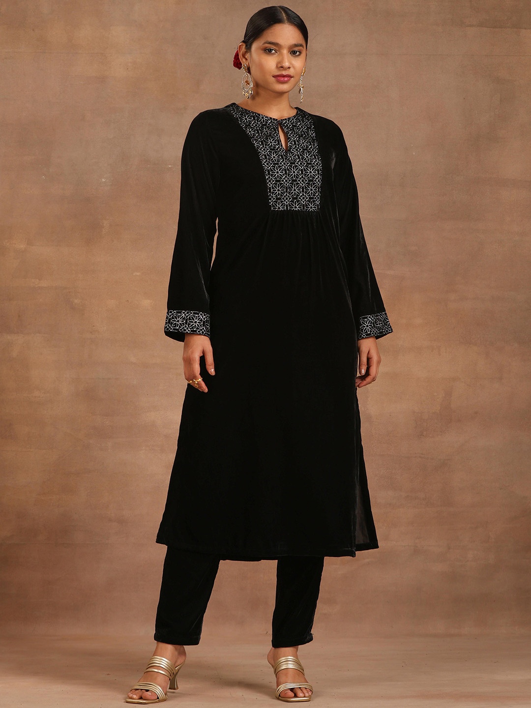 

trueBrowns Yoke Deign Key Hole neck Thread Work Velvet A-Line Kurta, Black