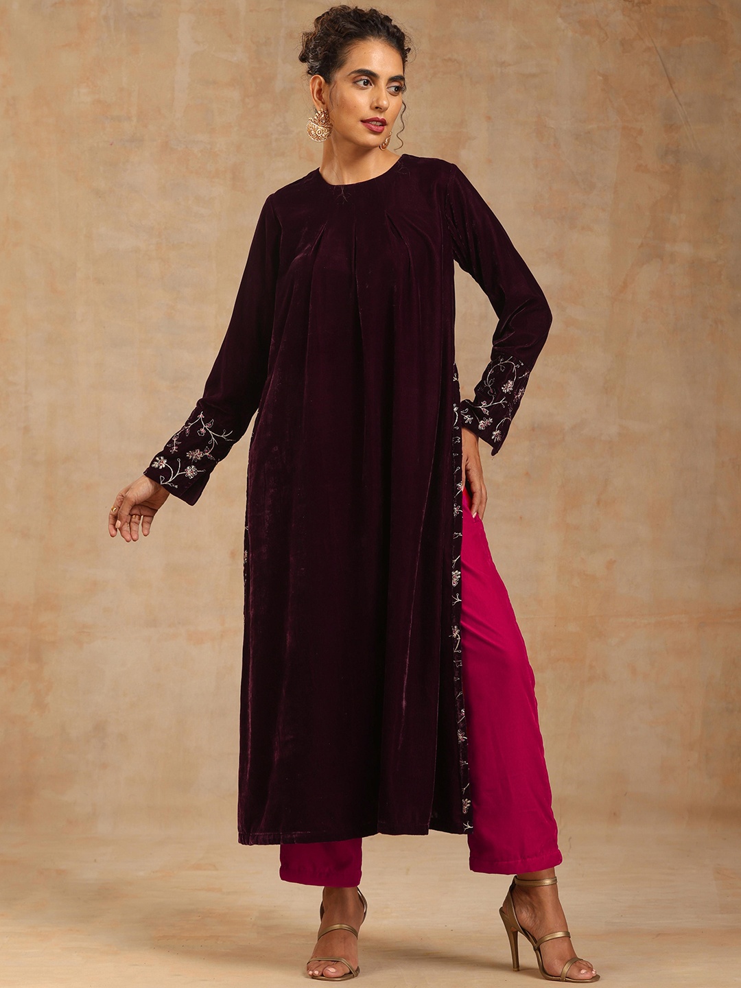 

trueBrowns Embroidered Velvet High Slit Kurta, Burgundy