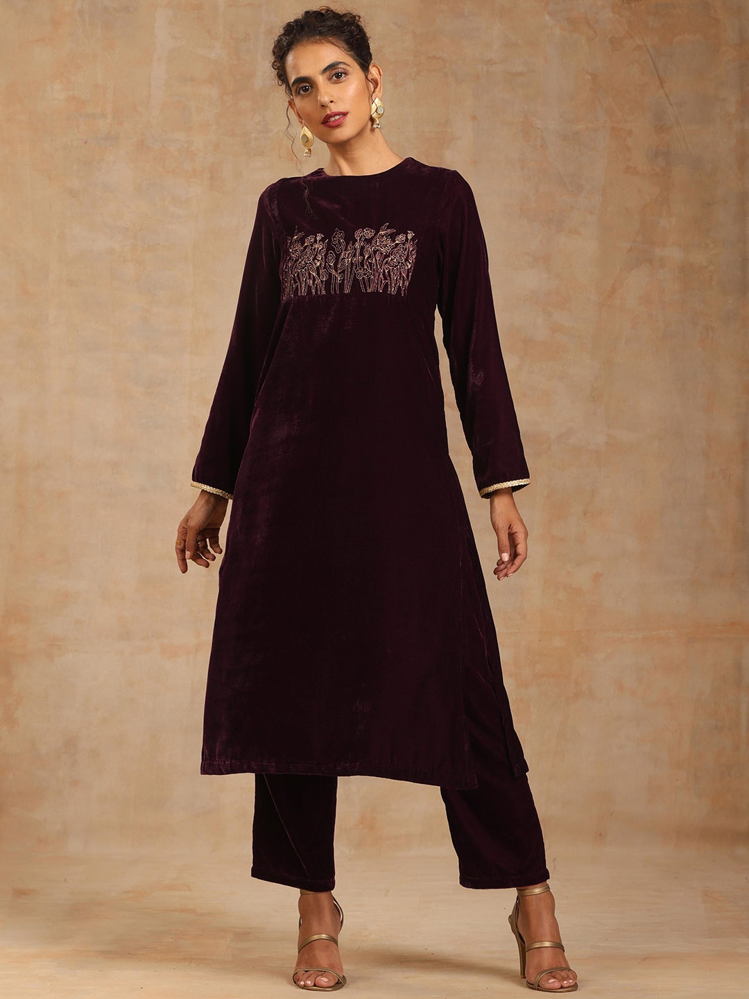 

trueBrowns Yoke Design Thread Work Velvet Straight Kurta, Burgundy