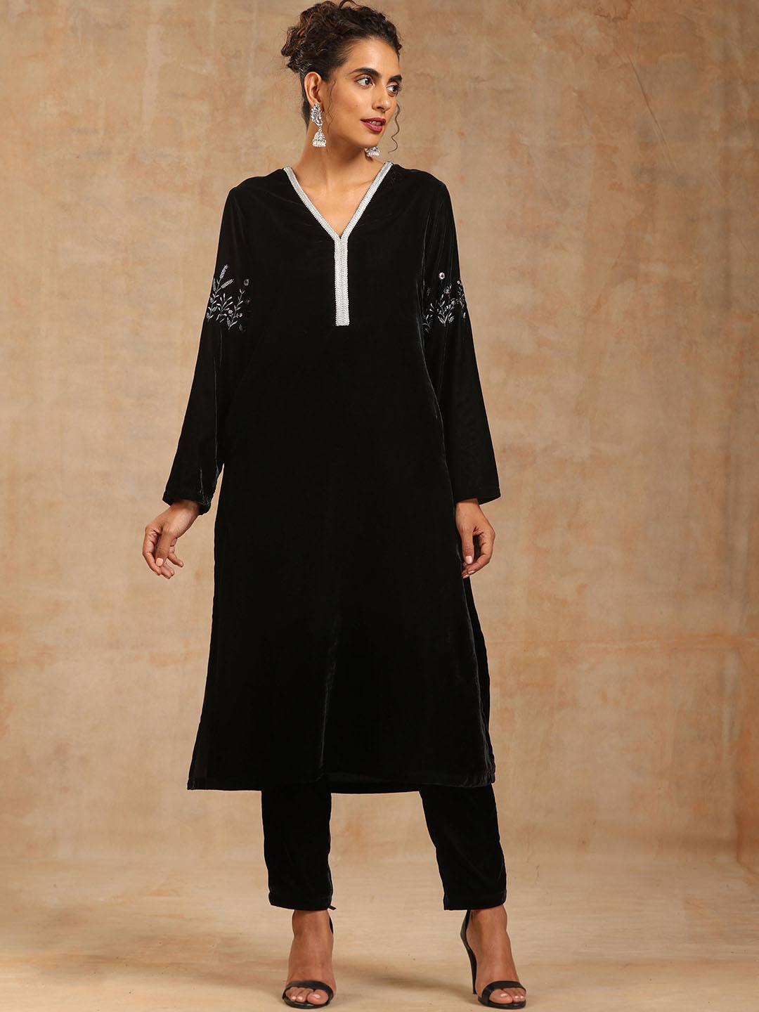 

trueBrowns V-Neck Thread Work Velvet A-line Kurta, Black