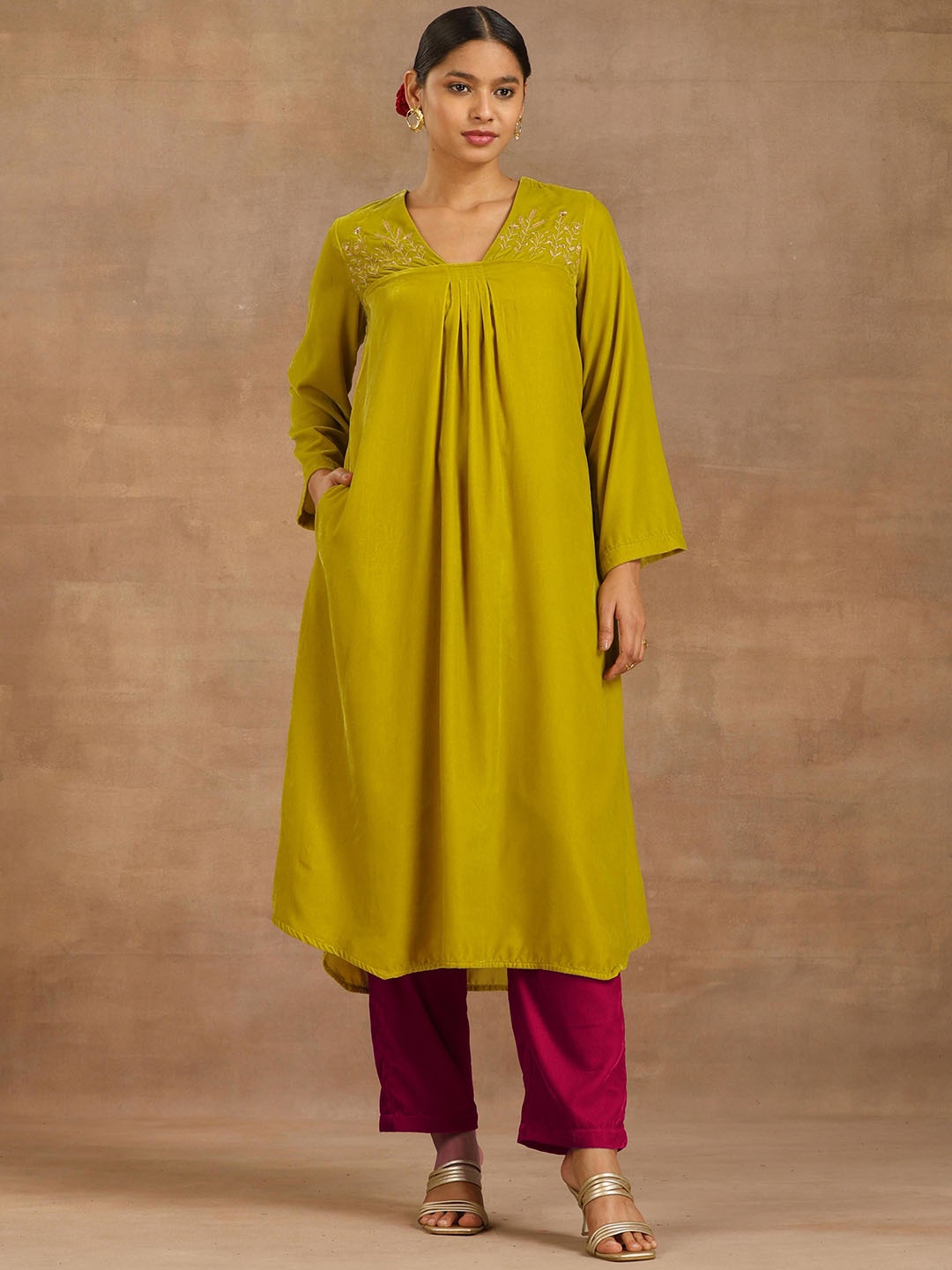 

trueBrowns Embroidered Velvet Pleated Kurta, Lime green