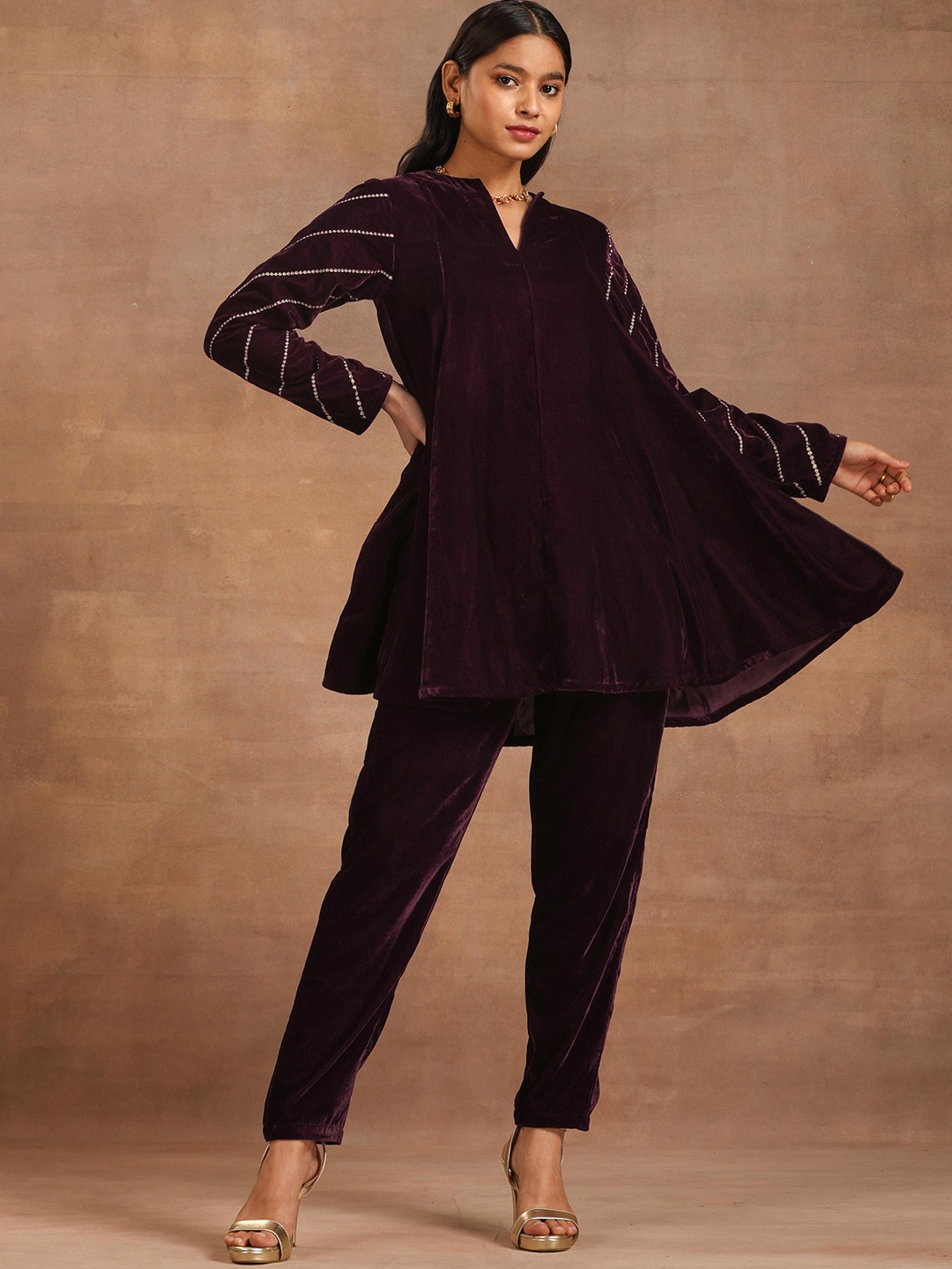 

trueBrowns Embroidered V-Neck Long Sleeve Velvet Kurti With Trouser, Burgundy