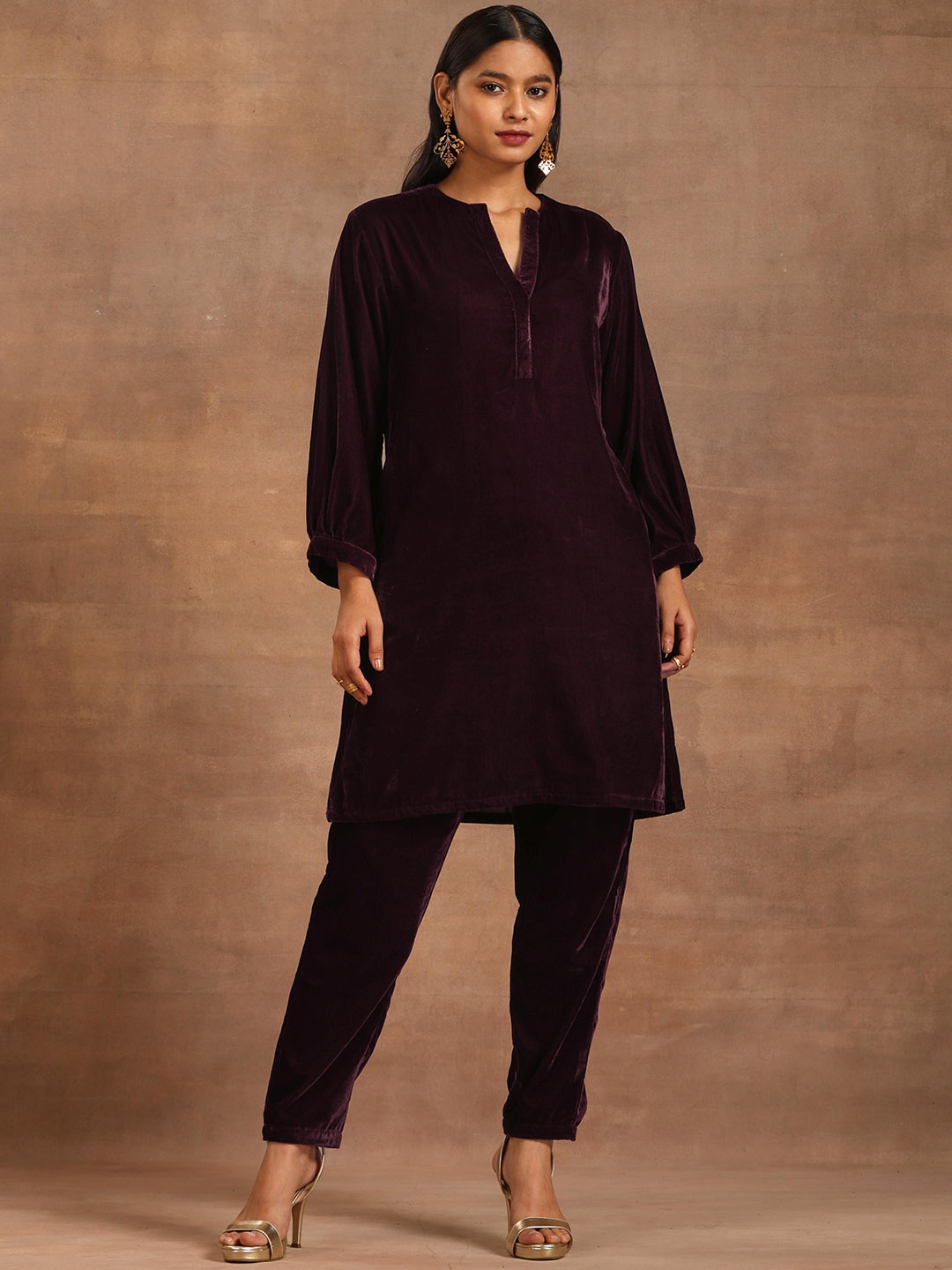 

trueBrowns Velvet Straight Kurta with Trousers Set, Burgundy