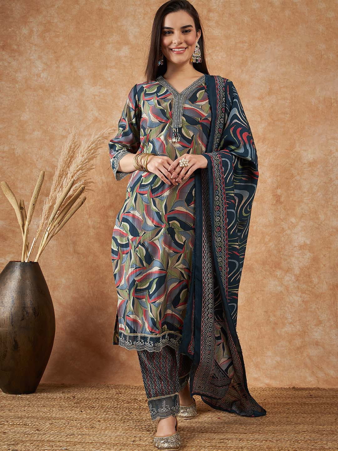 

Vastramyaa Abstract Printed Pure Silk Kurta With Trousers & Dupatta, Navy blue