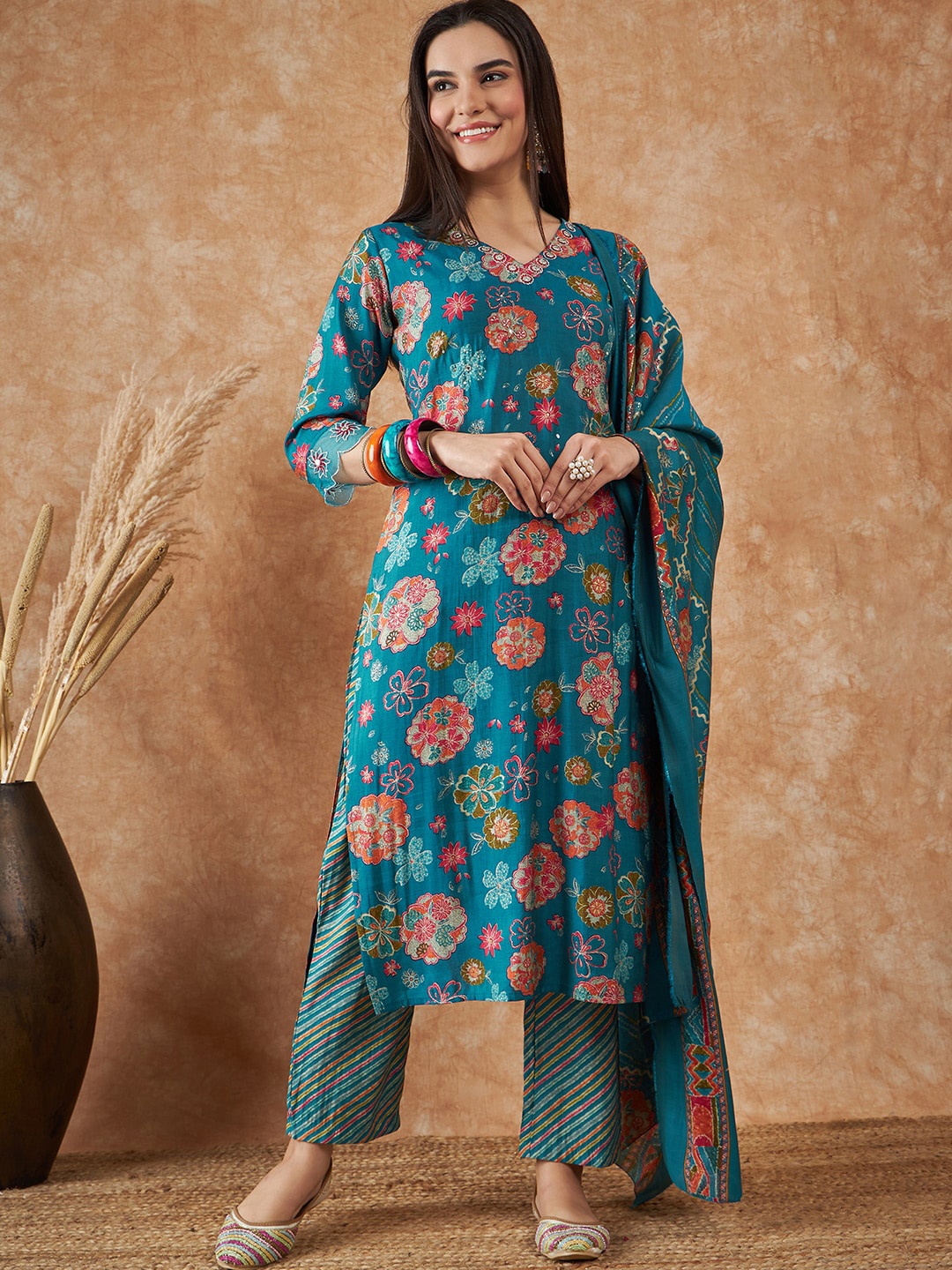 

Vastramyaa Floral Printed Pure Silk Kurta With Trousers & Dupatta, Turquoise blue