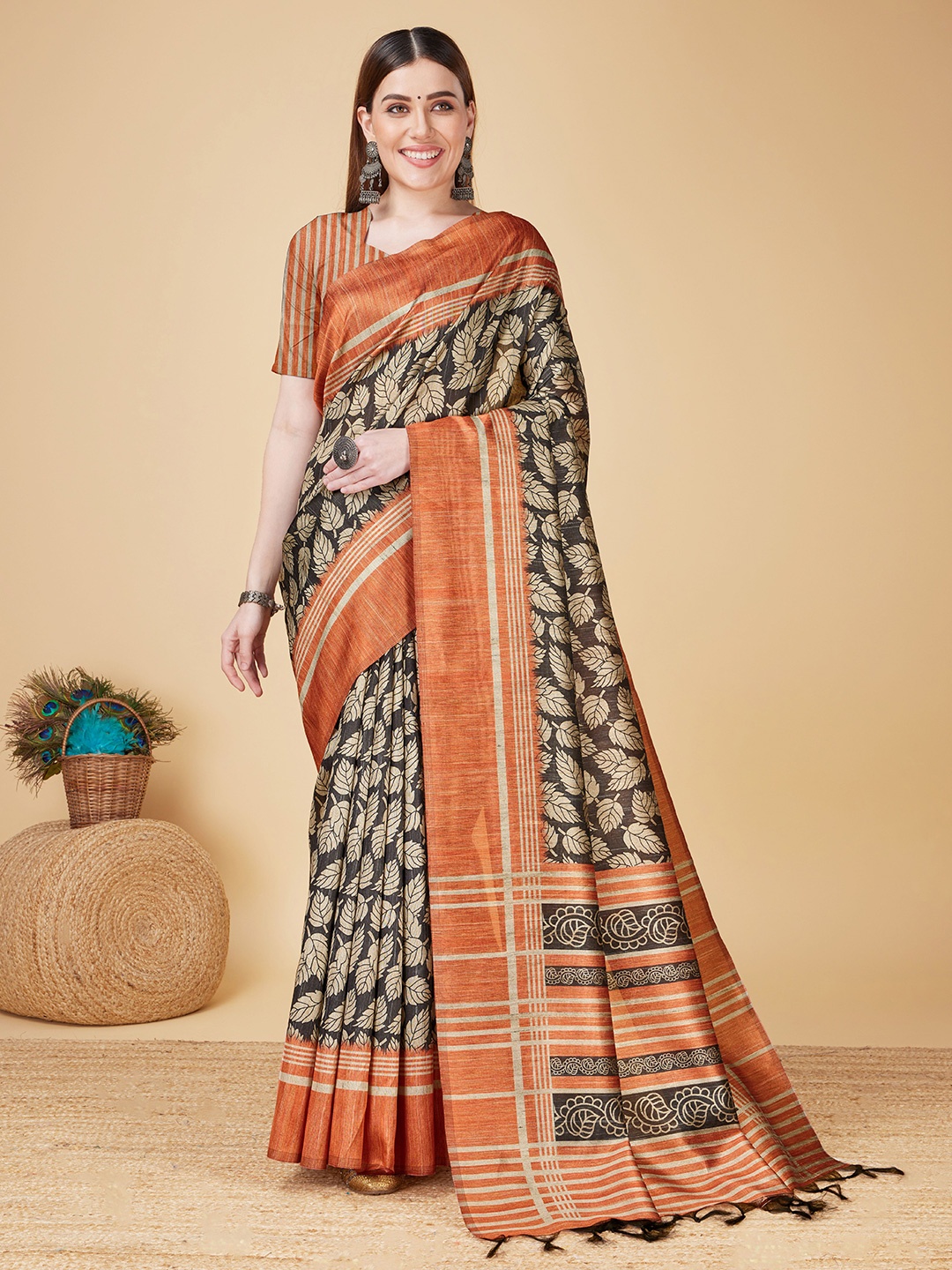 

Fevinaa Floral Printed Saree, Orange