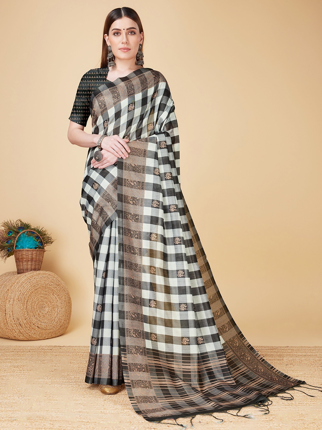 

Fevinaa Checked Saree, Black