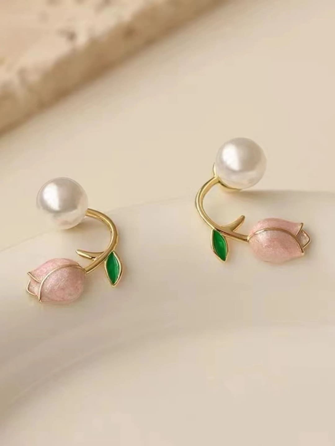 

FIMBUL Pearl Leaf Shaped Studs Earrings, Gold