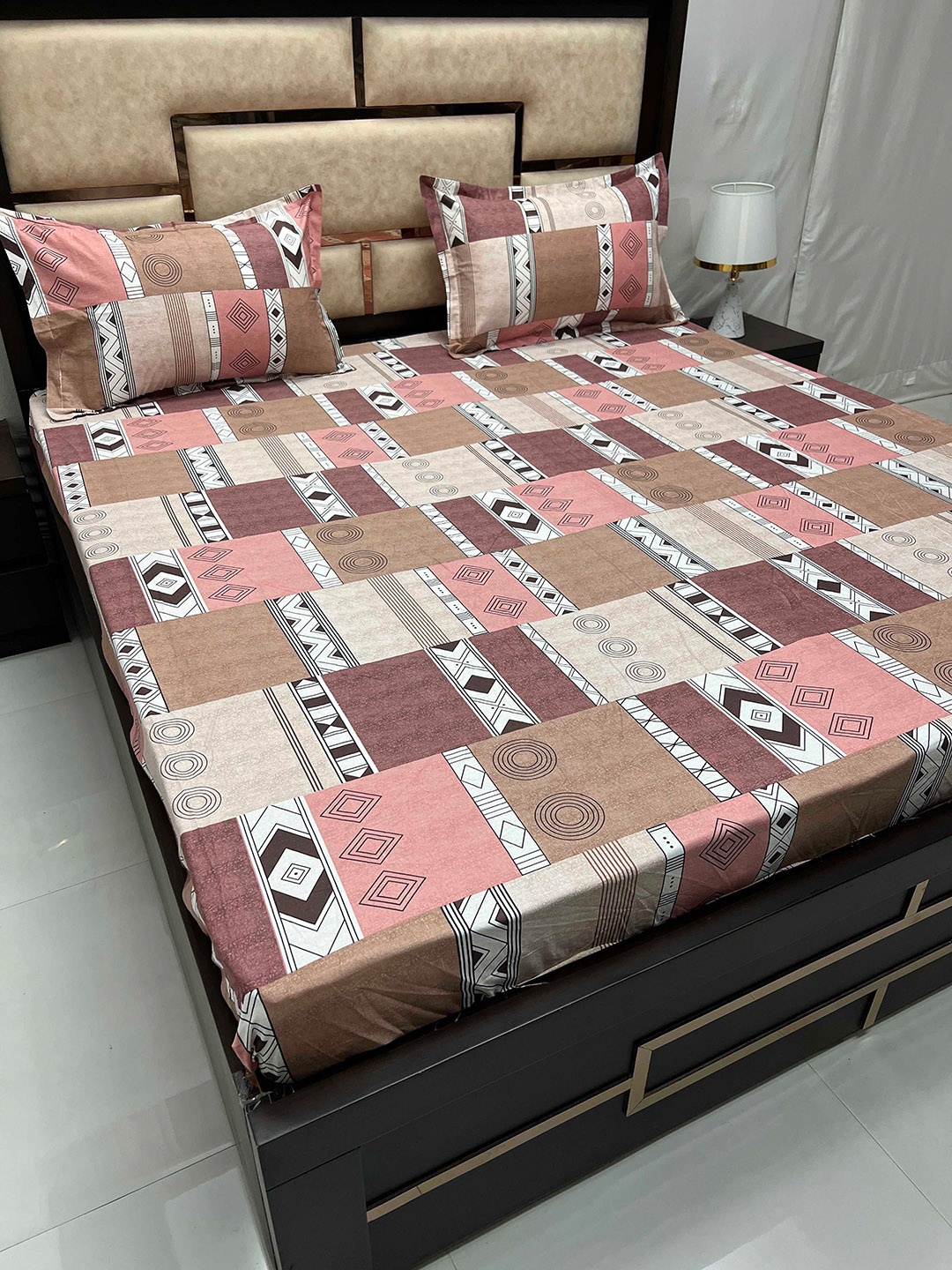 

Pure Decor Gem Pink Geometric Pure Cotton 330 TC Fitted King Bedsheet & 2 Pillow Covers, Beige