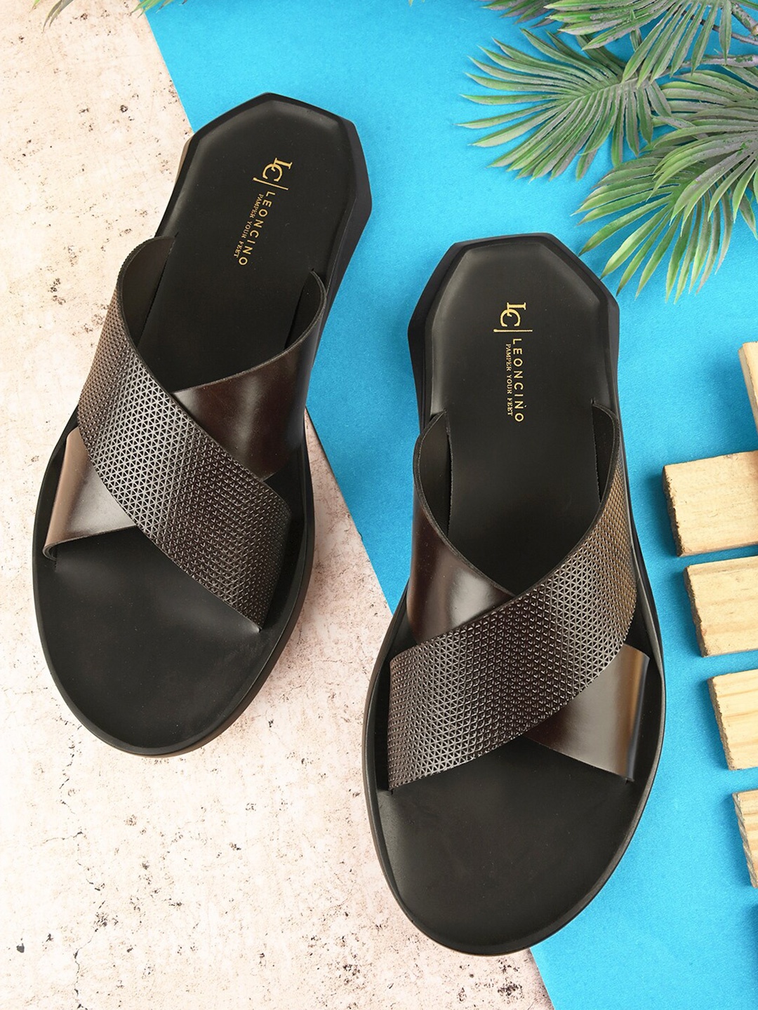 

LEONCINO Men Textured Cross Strap Comfort Sandals, Brown