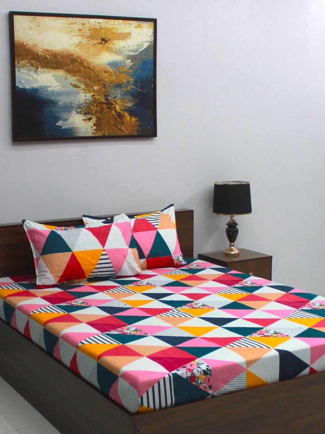 

BOMBAY DYEING Pink Geometric Microfiber 144 TC Queen Bedsheet With 2 Pillow Covers, White