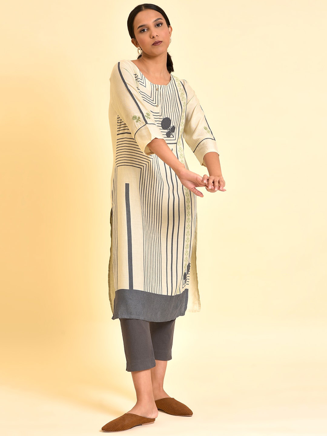 

W Geometric Printed Regular Kurta with Trousers, Off white