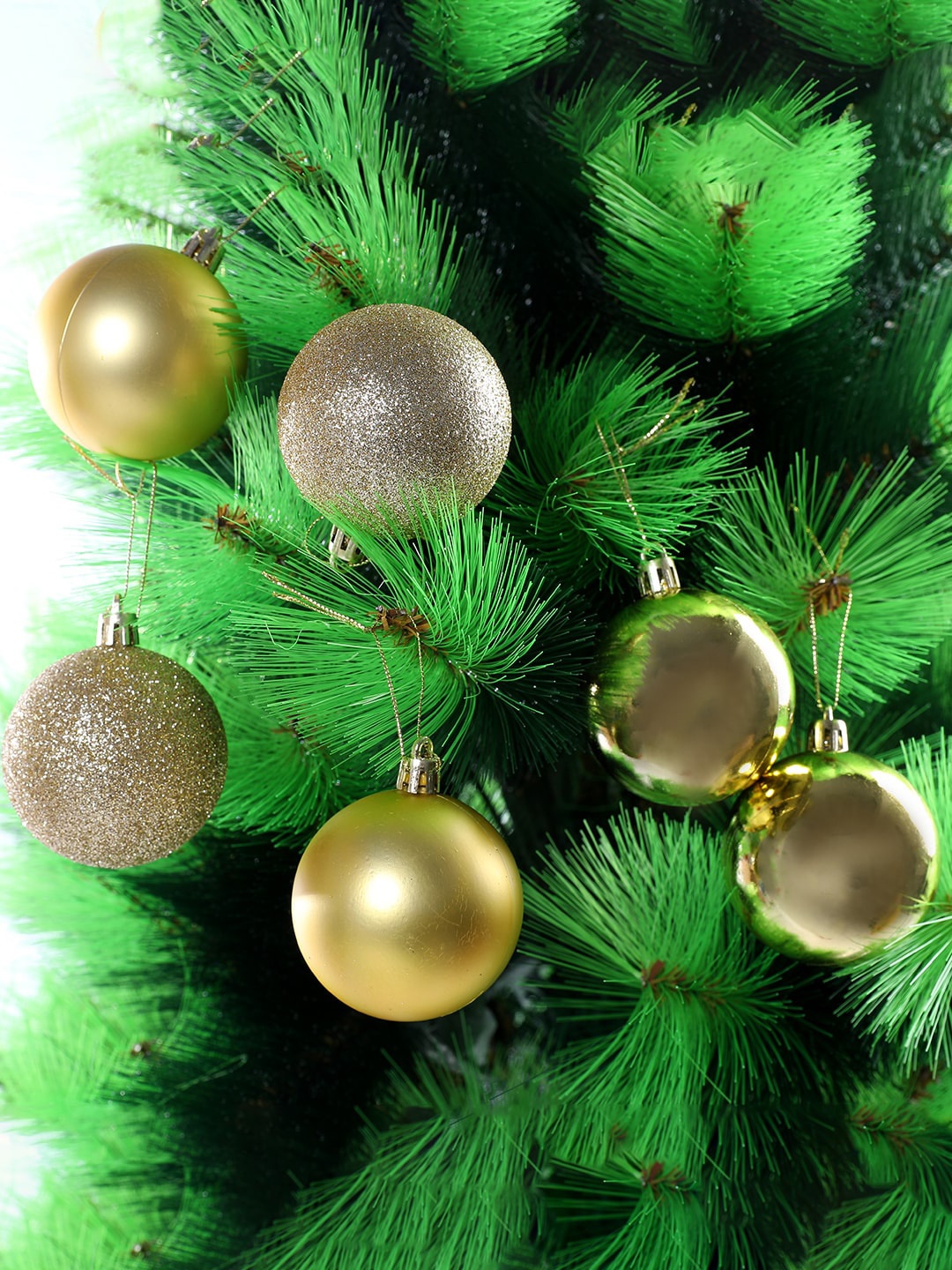 

TAYHAA Gold Toned 6 Pieces Glitter Gala Balls Christmas Decor