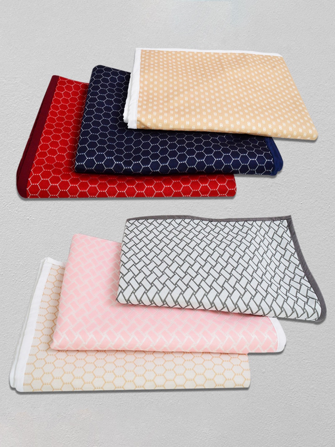 

Adbeni White Printed Cotton Water-Proof Pets Pee Pad