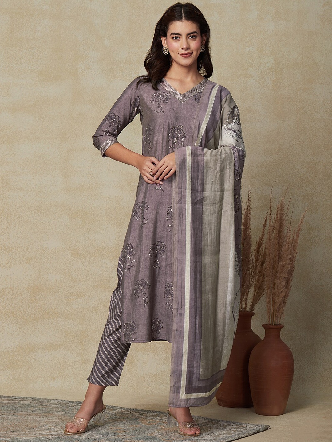 

FASHOR Lavender Floral Printed Regular Straight Kurta & Trousers With Dupatta