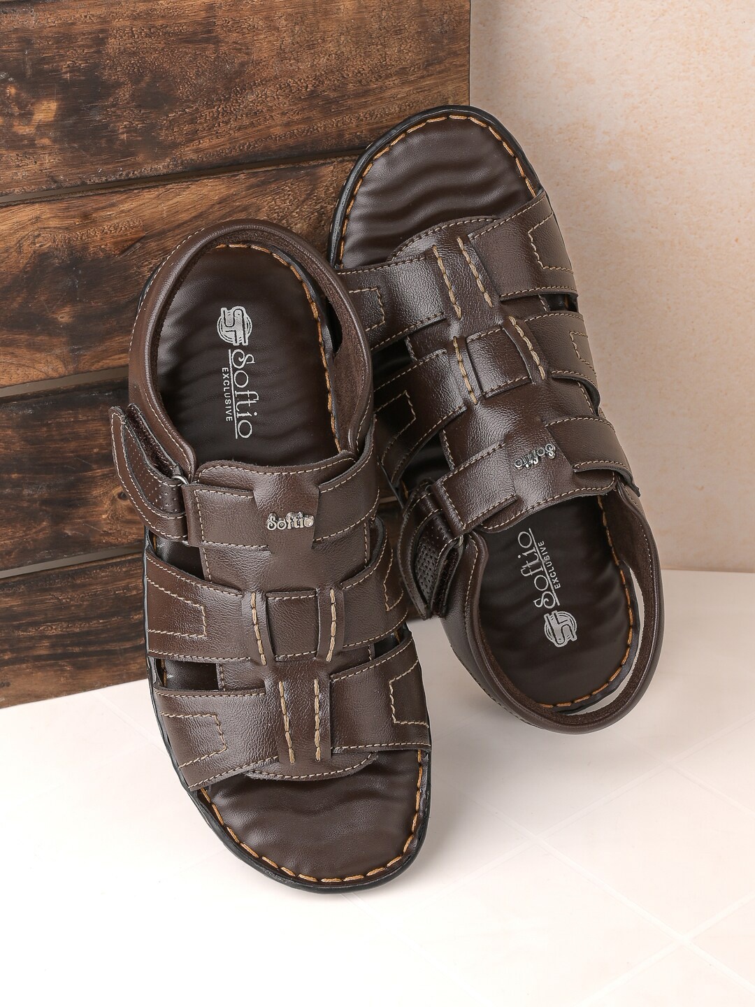 

SOFTIO Men Textured Leather Comfort Sandals, Brown