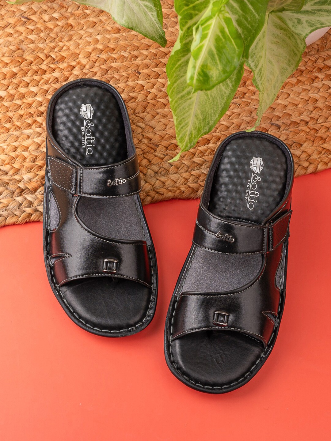 

SOFTIO Men Textured Comfort Sandals, Black