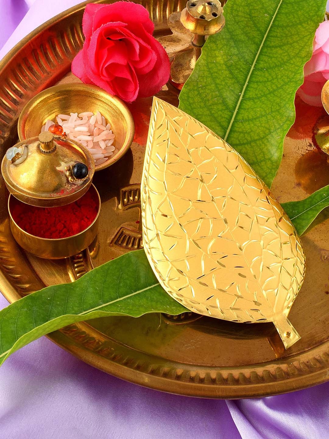 

MEMOIR Gold Toned Leaf Showpiece