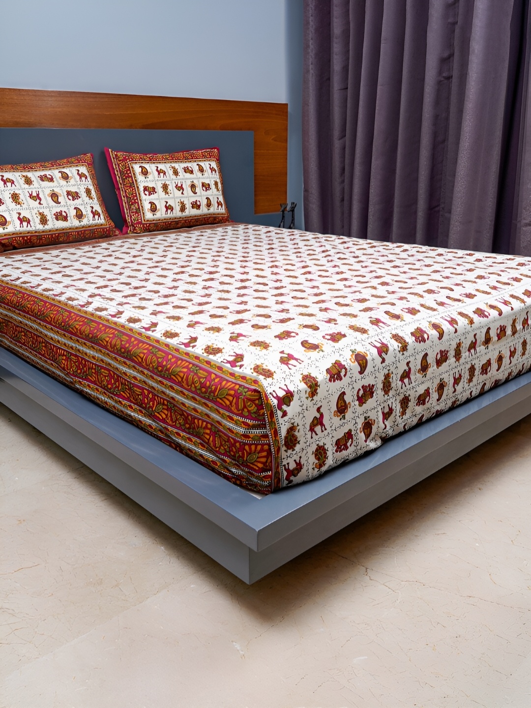 

inizio Cream-Coloured & Maroon Printed Cotton 220 TC King Bedsheet With 2 Pillow Covers