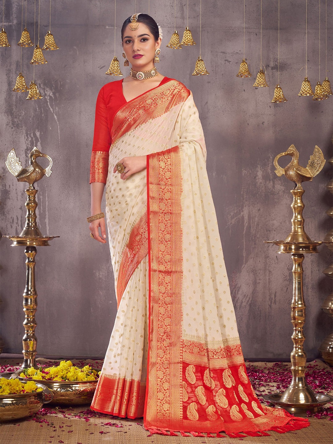 

DIVASTRI Floral Woven Design Zari Banarasi Saree, Off white