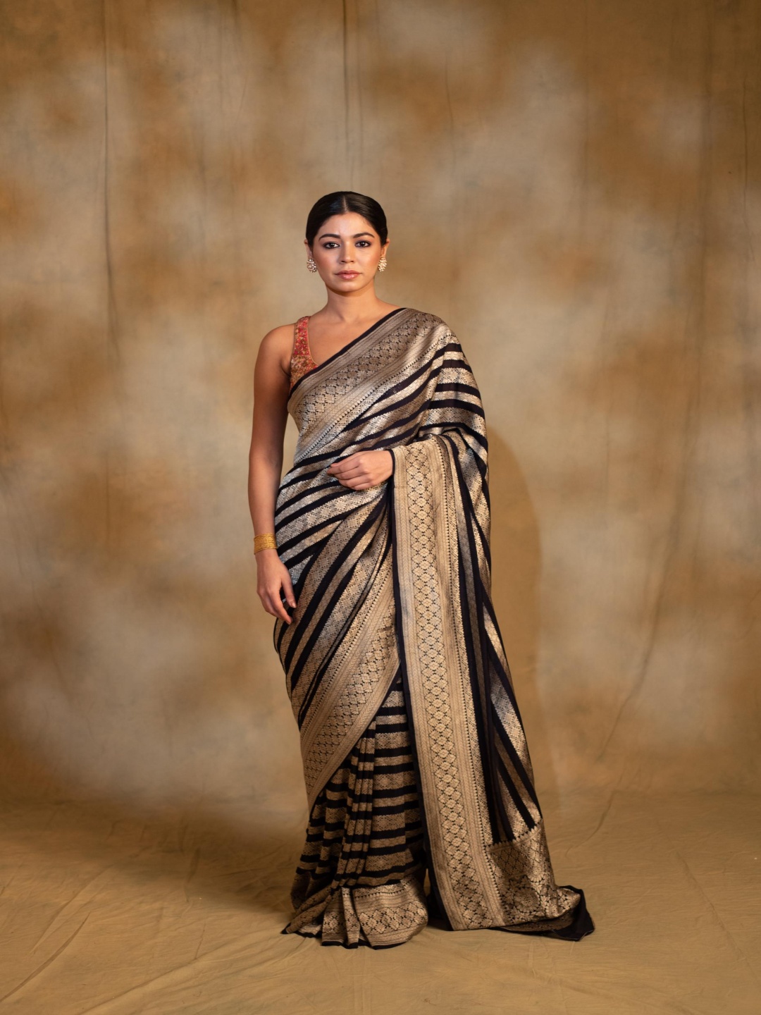 

PriyankaRaajiv Striped Zari Pure Silk Saree, Navy blue